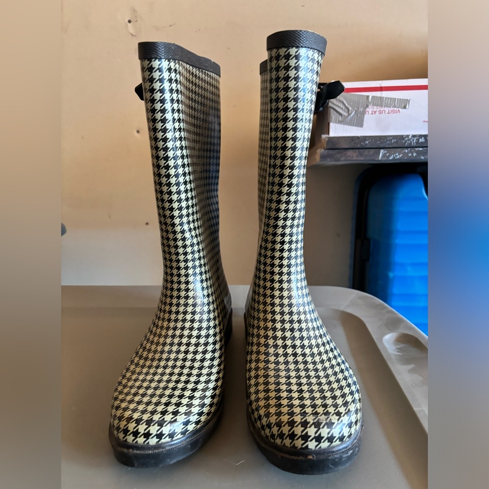 Houndstooth rain boots women’s 7